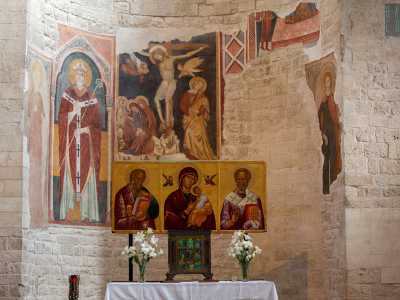 E alle spalle di quest�ultimo uno splendido affresco trecentesco: � la raffigurazione del Crocifisso con la Vergine Addolorata, affranta, fra donne e santi. Un�opera di Giovanni Tarantino che � sopravvissuta nel corso dei secoli